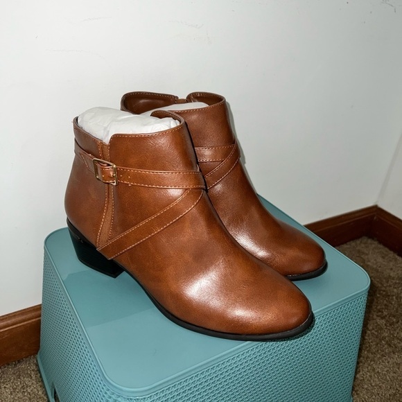 KAREN SCOTT Womens Brown Buckle Accent Padded Falonn Round Toe Booties Size 9.5W - Picture 1 of 7
